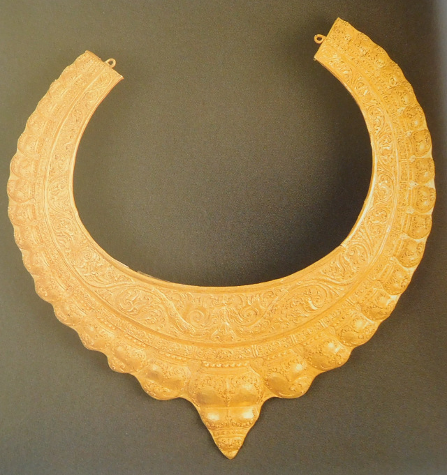 Kalung emas besar diduga dikenakan pada kuda atau gajah saat perarakan kerajaan (kekunoan.com)